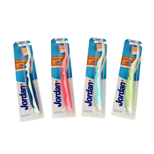 Jordan Šepetėlis dantims Advenced Soft Duo - spalvų mišinys
